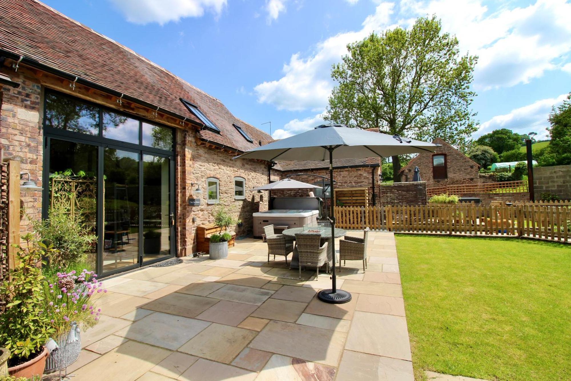 The Cart House - Beautiful Contemporary Barn - Hot Tub Apartment Bridgnorth Exterior photo