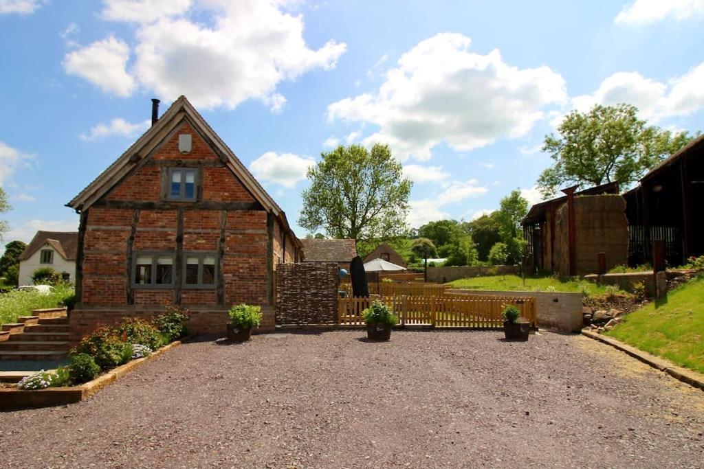 The Cart House - Beautiful Contemporary Barn - Hot Tub Apartment Bridgnorth Exterior photo